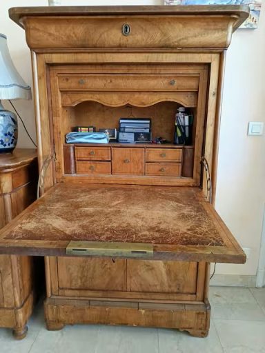 Mobilier ancien en bois avec un compartiment de rangement et un plateau rabattable.