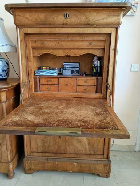 Mobilier ancien en bois avec un compartiment de rangement et un plateau rabattable.